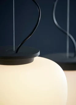 Frandsen Supernate pendellampa, 38 cm, vit opal - svart