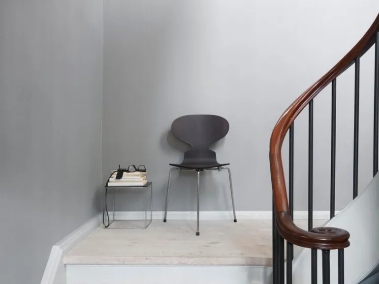 Fritz Hansen Ant stol 3100, 3 ben, svart ask - krom