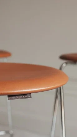 Fritz Hansen Dot hög pall, valnötsfärgat läder - krom