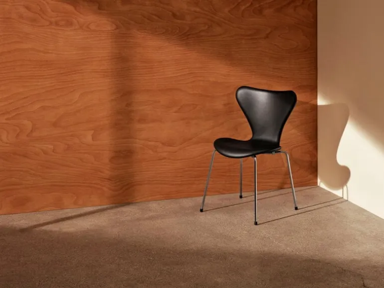 Fritz Hansen Series 7 3107 stol, krom - Essential svart läder