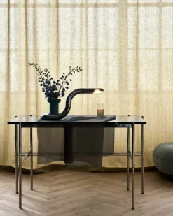 GUBI Aspide bordslampa, krom