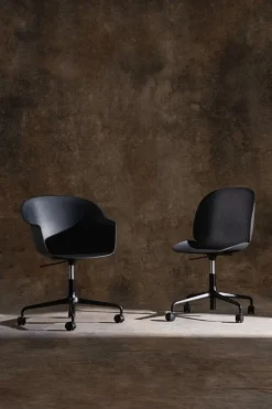 GUBI Beetle mötesstol med länkhjul, höj- och sänkbar, svart