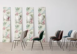 GUBI Beetle stol, halvmatt mässing - alabastervit