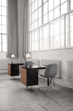 GUBI Bestlite BL2 bordslampa, svart mässing - klassisk vit