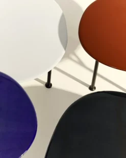 GUBI Carmel soffbord, 60 x 60 cm, halvmatt svart - stillahavsblå