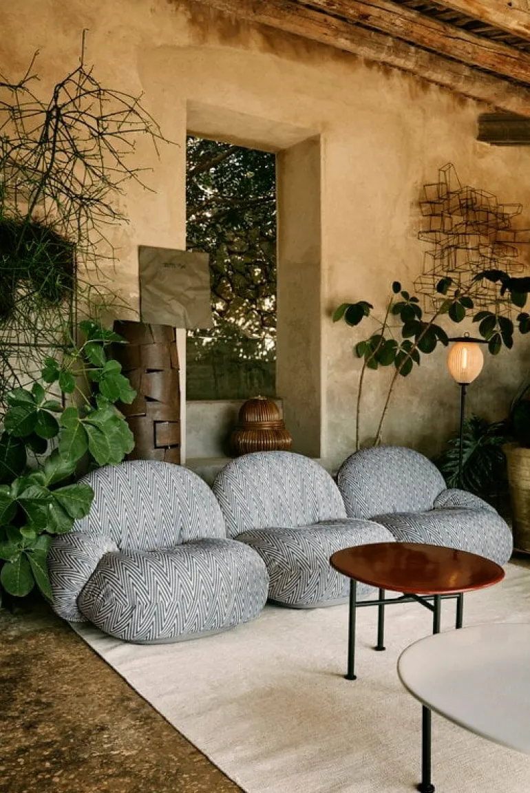 GUBI Carmel soffbord, 60 x 60 cm, svart - klippröd