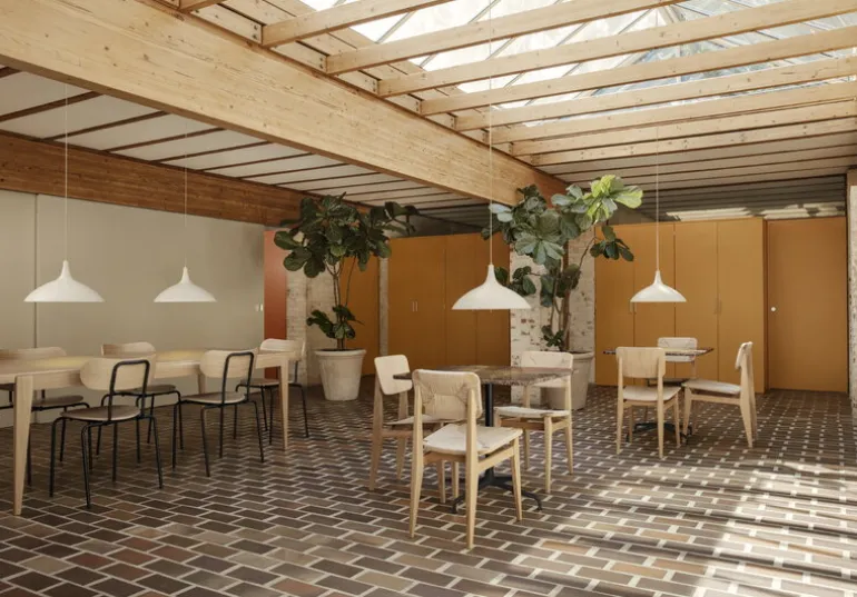 GUBI C-Chair Outdoor, naturlig - teak