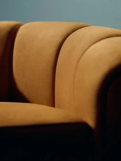 GUBI Croissant loungefåtölj, oljad ek - Chamois Cuoio 1708