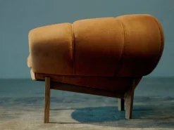 GUBI Croissant loungefåtölj, oljad ek - Chamois Cuoio 1708