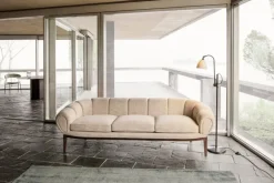 GUBI Croissant 3-sits soffa, oljad valnöt - Dedar Smilla 002