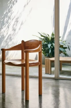 GUBI Daumiller fåtölj, gyllene furu