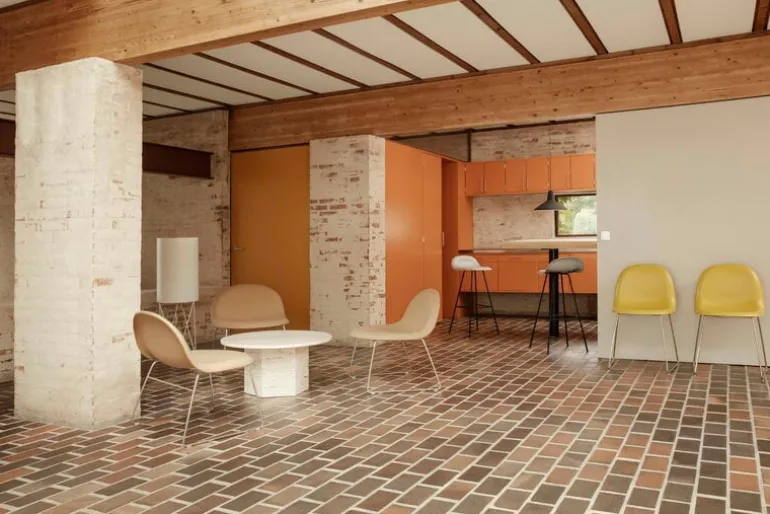 GUBI Epic soffbord, runt, 110 cm, vit travertin