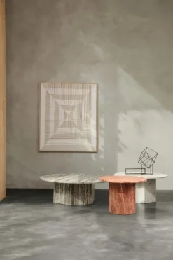 GUBI Epic soffbord, runt, 60 cm, röd travertin