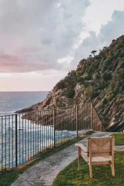 GUBI F-Chair Outdoor lounge stol, naturlig - teak