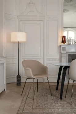 GUBI Gravity golvlampa, svart marmor