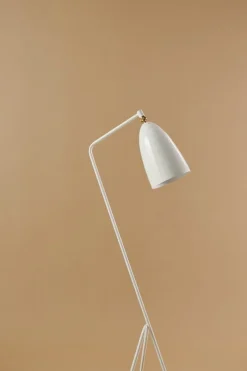 GUBI Gräshoppa golvlampa, alabaster vit, glansig