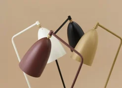 GUBI Gräshoppa golvlampa, olive brown