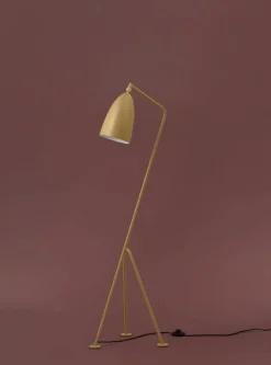 GUBI Gräshoppa golvlampa, olive brown