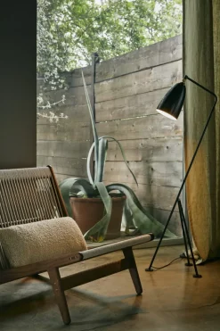 GUBI Gräshoppa golvlampa, svart, glansig