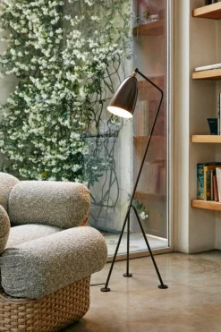 GUBI Gräshoppa golvlampa, valnötsbrun, glansig