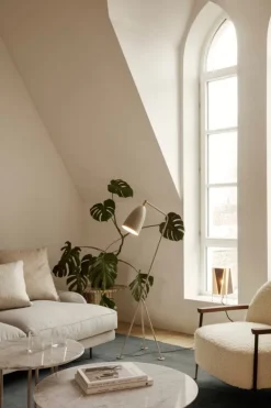 GUBI Gräshoppa golvlampa, warm grey