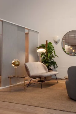 GUBI Gubi spegel, svart mässing