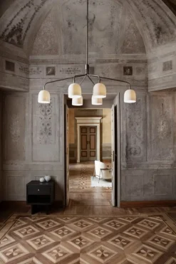 GUBI Howard ljuskrona, 6 armar, benporslin