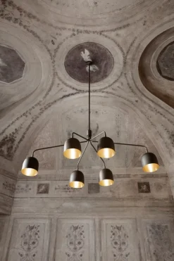 GUBI Howard ljuskrona, 6 armar, mässing i gunmetal