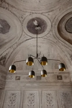 GUBI Howard ljuskrona, 6 armar, mässing i gunmetal