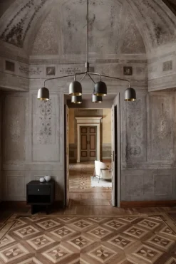 GUBI Howard ljuskrona, 6 armar, mässing i gunmetal