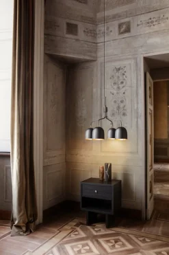 GUBI Howard ljuskrona, 4 armar, kort, mässing i gunmetal