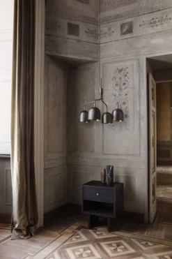 GUBI Howard ljuskrona, 4 armar, kort, mässing i gunmetal