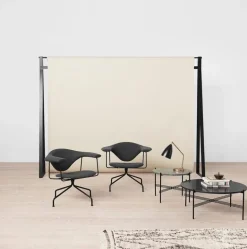 GUBI Masculo stol, snurrfunktion, svart klädsel