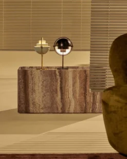 GUBI Multi-Lite bärbar bordslampa, svart mässing