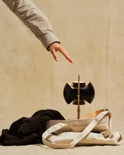 GUBI Multi-Lite bärbar bordslampa, mässing - svart