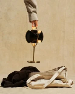 GUBI Multi-Lite bärbar bordslampa, mässing - svart