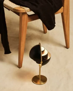 GUBI Multi-Lite bärbar bordslampa, mässing - svart