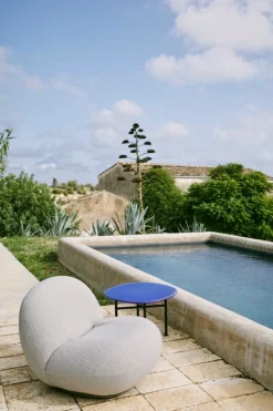 GUBI Pacha Outdoor loungefåtölj, svängbar bas, Libera 003