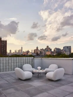 GUBI Pacha Outdoor loungefåtölj, svängbar bas, Libera 003