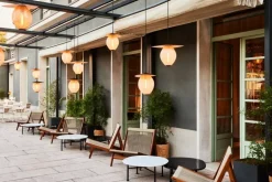 GUBI Satellite Outdoor pendellampa, 22 cm, svart - mustard gold