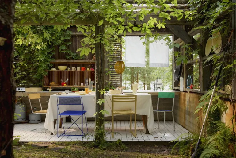 GUBI Satellite Outdoor pendellampa, 22 cm, svart - mustard gold