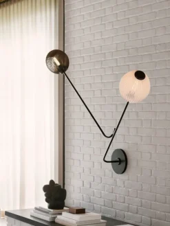 GUBI Satellite vägglampa, svart och vit