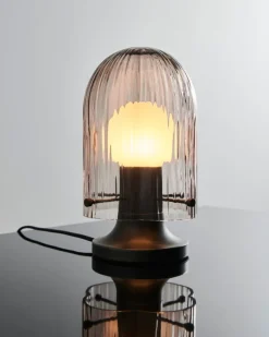 GUBI Seine bordslampa, antik mässing - smoke