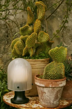 GUBI Seine bärbar lampa, antikbehandlad mässing - vit