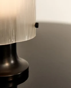 GUBI Seine bärbar lampa, antikbehandlad mässing - vit