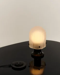 GUBI Seine bärbar lampa, antikbehandlad mässing - vit