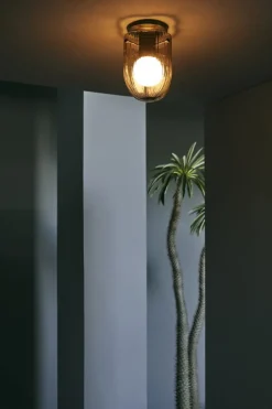 GUBI Seine taklampa, antik mässing - smoke