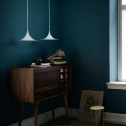 GUBI Semi pendellampa, 47 cm, matt vit