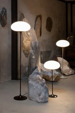 GUBI Stemlite golvlampa, 150 cm, dimbar, svart krom