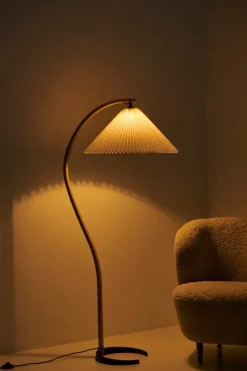 GUBI Timberline golvlampa, ek - björk - vit canvas